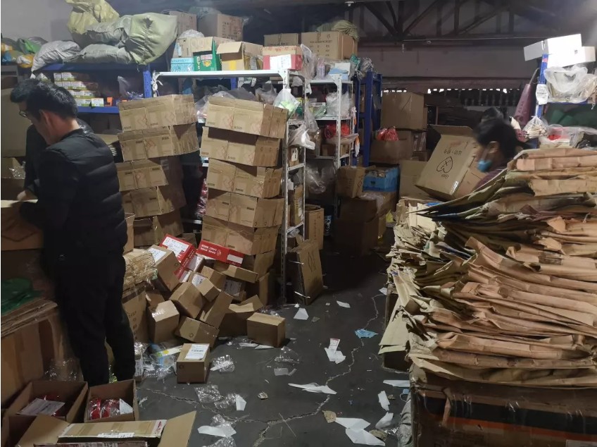 短视频|带着妻子死里逃生之后，他在义乌卖玩具，年销千万
