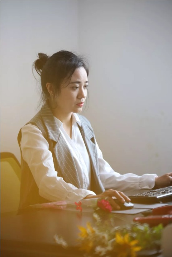 靠村民集资上学，云南姑娘靠玫瑰田带领村民脱贫