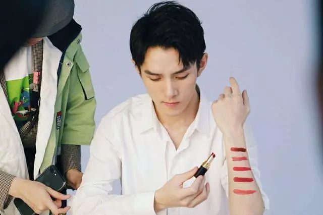 分钟卖1.5万支口红！口红怪那么多，为什么你成不了李佳琦？"