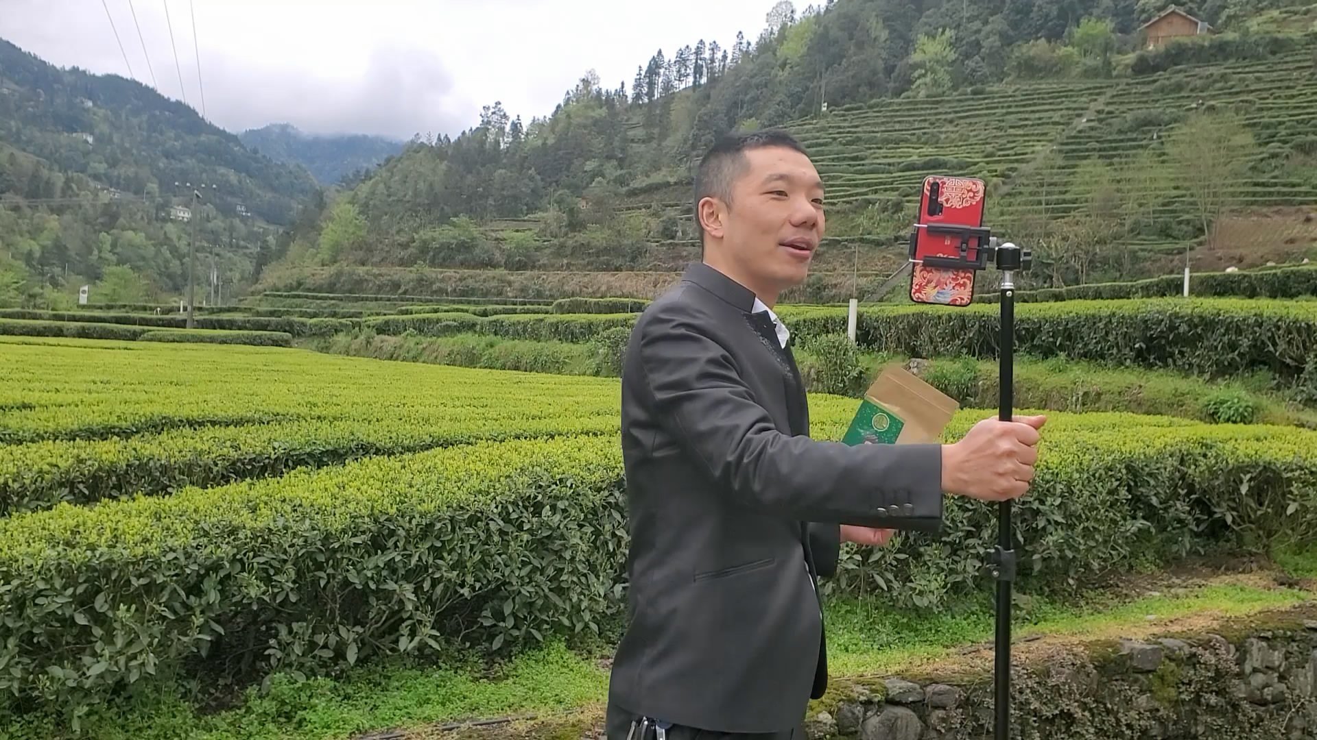 直播没人看该放弃吗？ 湖北小伙日播20小时帮乡亲卖茶