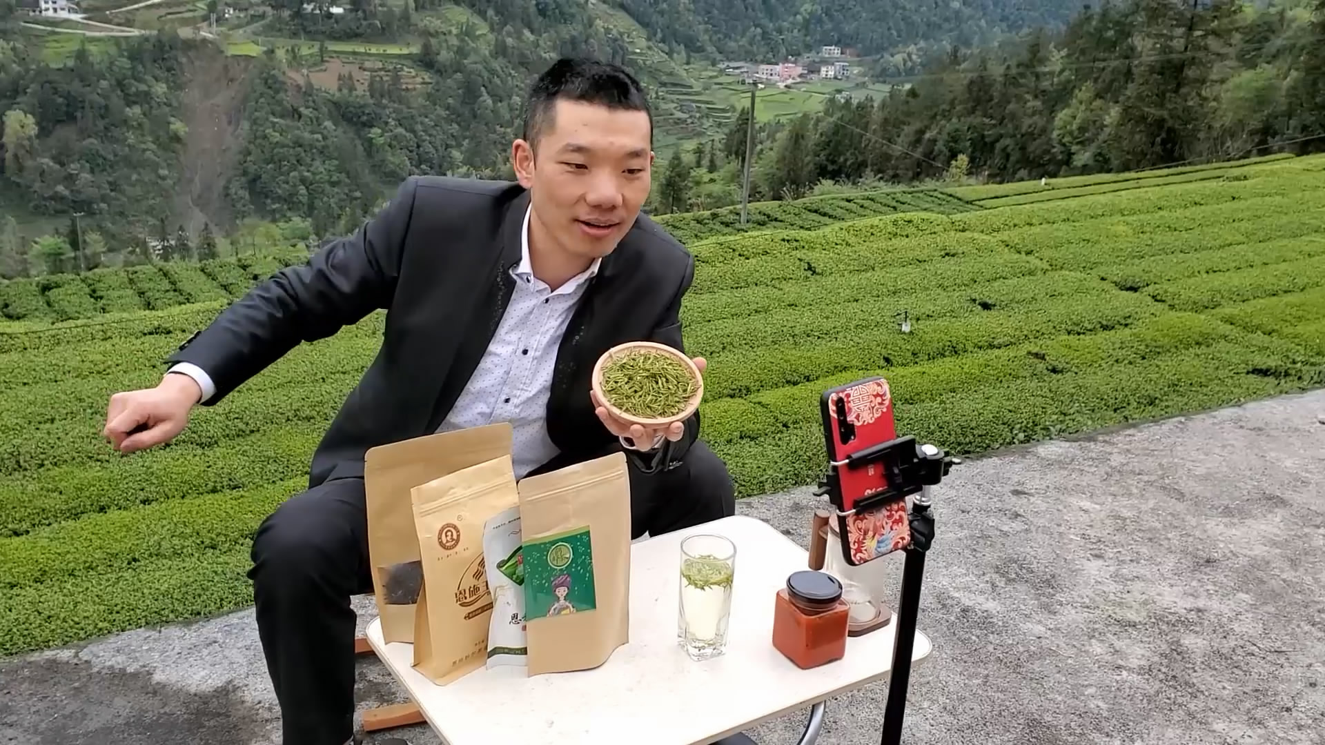 直播没人看该放弃吗？ 湖北小伙日播20小时帮乡亲卖茶