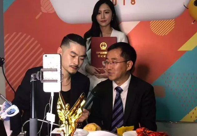 0多名贫困县县长扎堆玩直播"