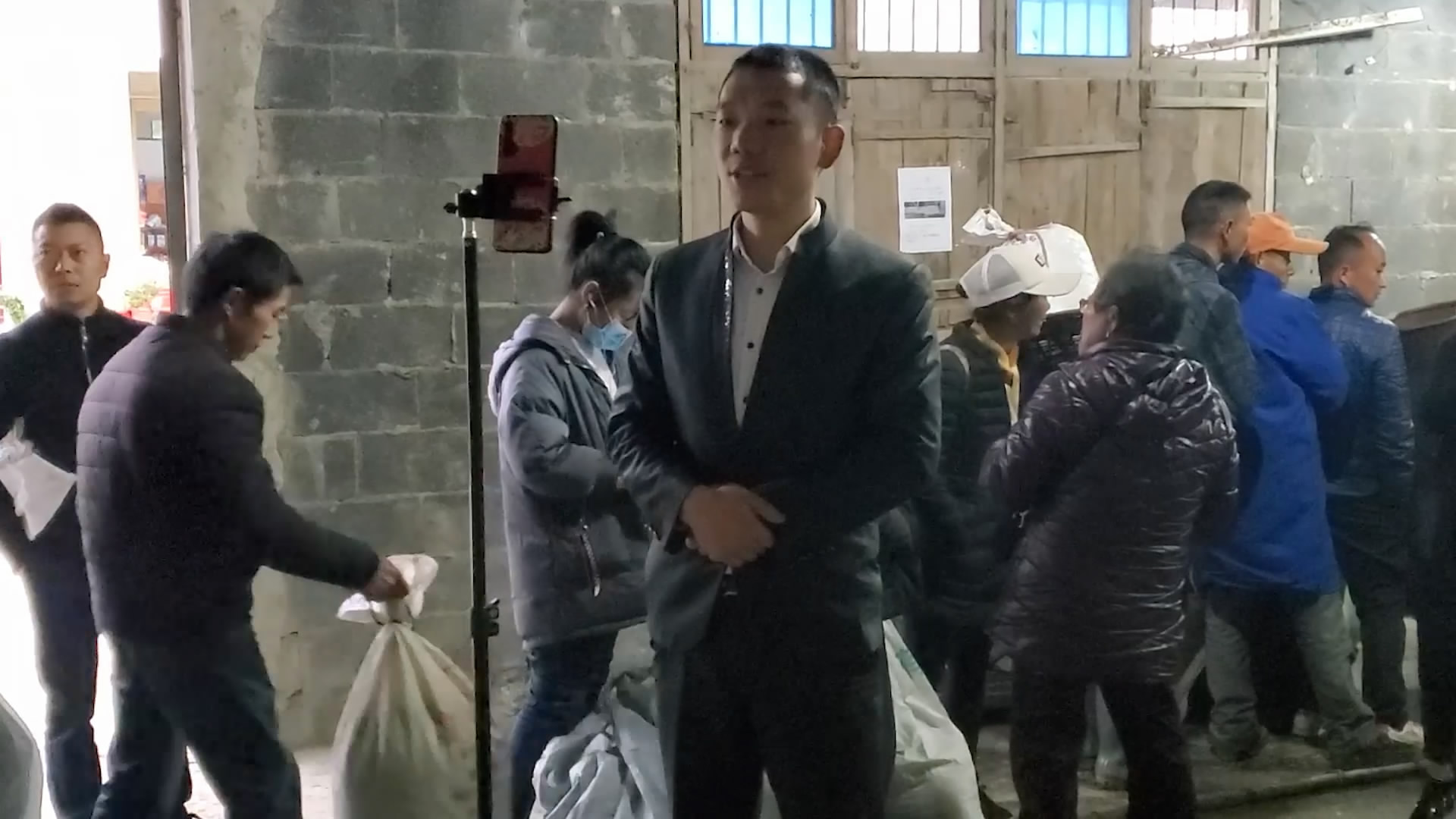 直播没人看该放弃吗？ 湖北小伙日播20小时帮乡亲卖茶
