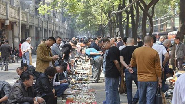 地摊经济火爆,摆地摊卖什么最赚钱?围绕摆地摊还有这些相关产业