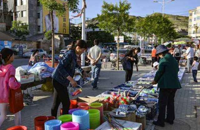 地摊经济火爆,摆地摊卖什么最赚钱?围绕摆地摊还有这些相关产业
