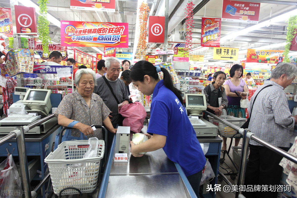 看惯了高强度的促销行为,才发现折扣店的本质并非“便宜”