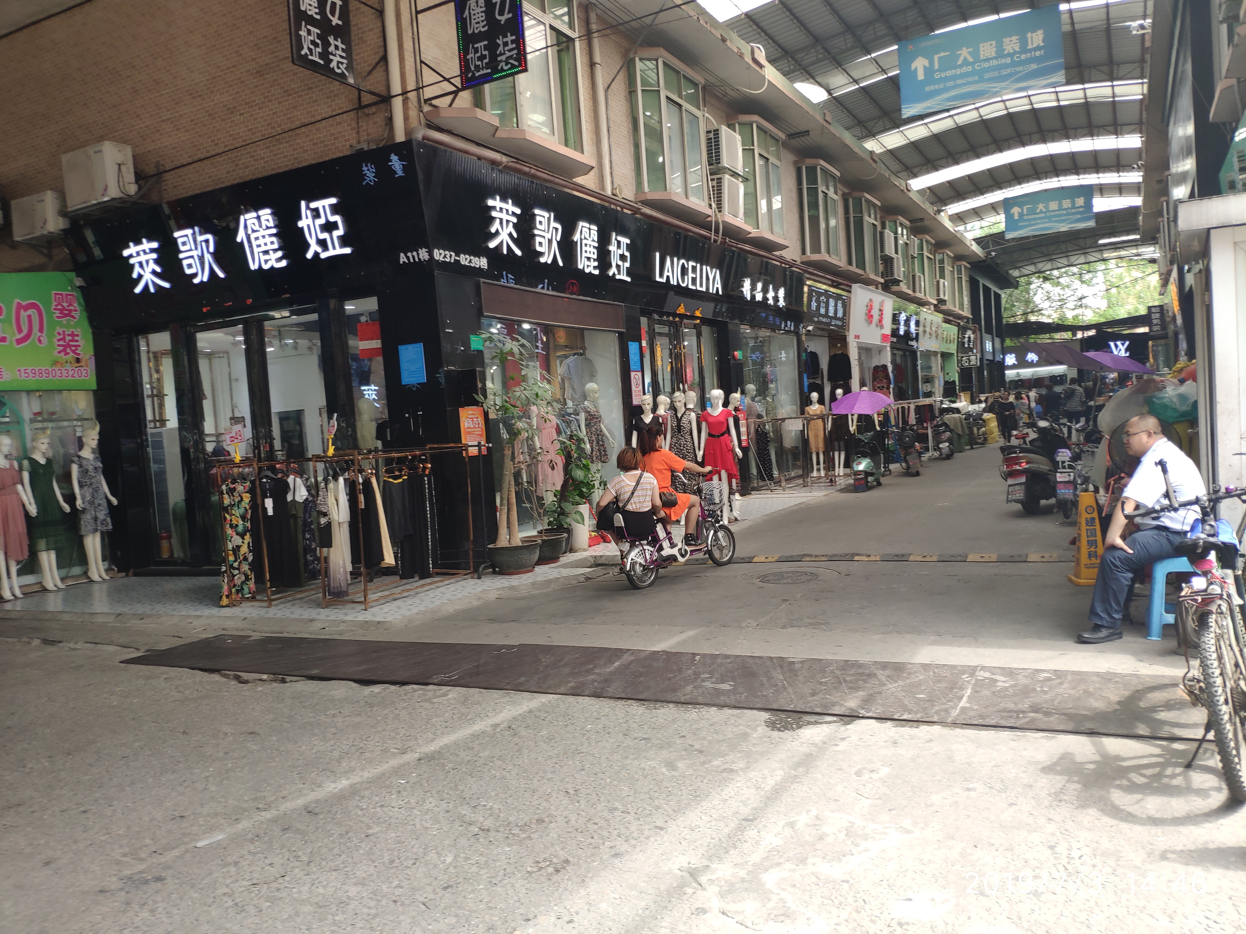 开服装店的要注意啦！服装批发老手都拿这种品牌货，赚的钱越多