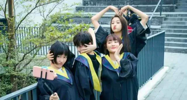 女大学生卖汉服1年挣1亿,20万95后大学生开网店创业